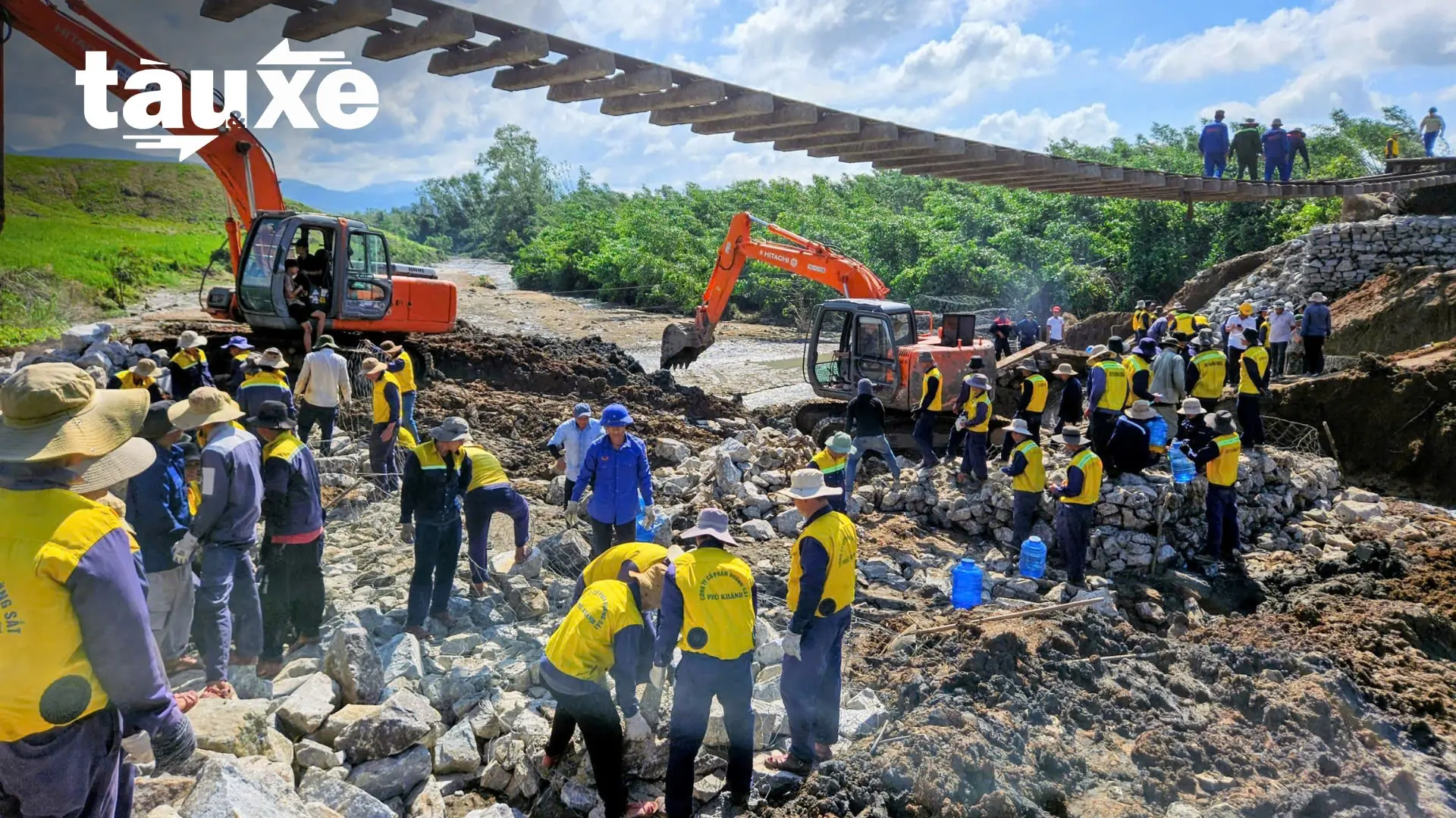 Hàng trăm công nhân khắc phục sạt lở đường sắt Bắc - Nam | Bản tin Tàu và Xe | 10/11/2025
